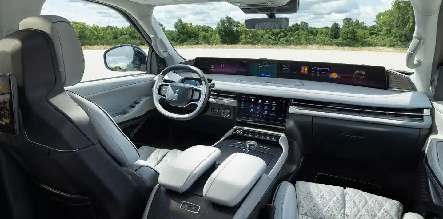 Moderner Innenraum eines Lincoln Navigator 2027 mit großem Panoramadisplay, hochwertigen Sitzen und digitalem Cockpit