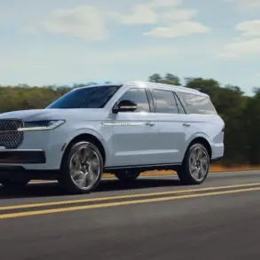 Lincoln Navigator 2027 als großes SUV auf einer Landstraße in Fahrt, Seitenansicht