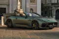 Maserati GranCabrio Trofeo Cabriolet in mattgrüner Lackierung mit offenem Dach auf einem Platz vor einem historischen Gebäude