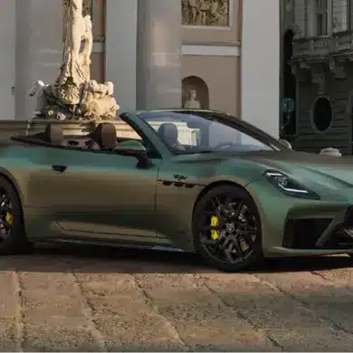 Maserati GranCabrio Trofeo Cabriolet in mattgrüner Lackierung mit offenem Dach auf einem Platz vor einem historischen Gebäude