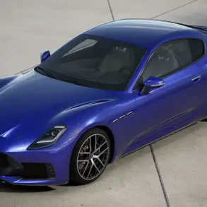 Blauer Maserati GranTurismo Trofeo 2027 von schräg oben auf hellem Betonuntergrund.