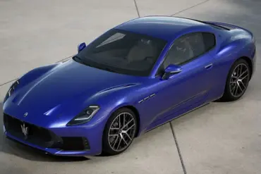 Blauer Maserati GranTurismo Trofeo 2027 von schräg oben auf hellem Betonuntergrund.