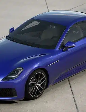Blauer Maserati GranTurismo Trofeo 2027 von schräg oben auf hellem Betonuntergrund.