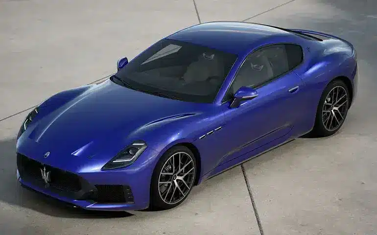 Blauer Maserati GranTurismo Trofeo 2027 von schräg oben auf hellem Betonuntergrund.