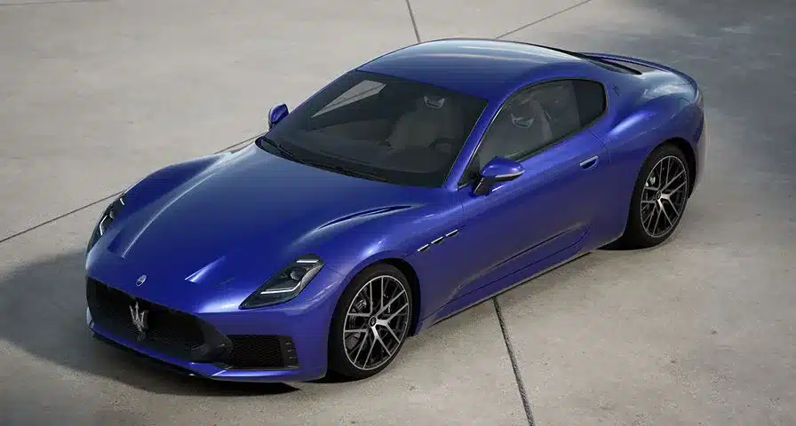 Blauer Maserati GranTurismo Trofeo 2027 von schräg oben auf hellem Betonuntergrund.