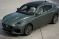 Maserati Grecale SUV in grüner Lackierung aus schräger Vogelperspektive