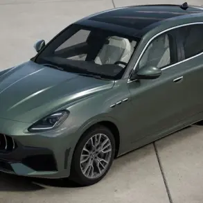 Maserati Grecale SUV in grüner Lackierung aus schräger Vogelperspektive