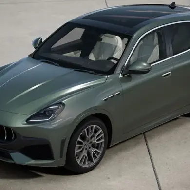 Maserati Grecale SUV in grüner Lackierung aus schräger Vogelperspektive