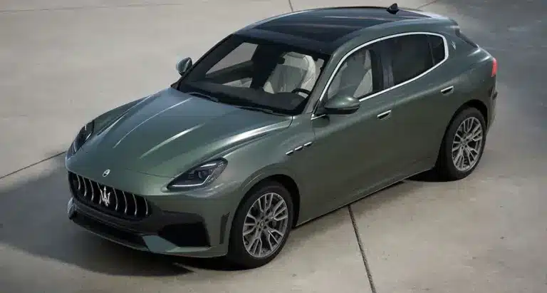Maserati Grecale SUV in grüner Lackierung aus schräger Vogelperspektive