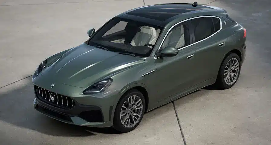 Maserati Grecale SUV in grüner Lackierung aus schräger Vogelperspektive