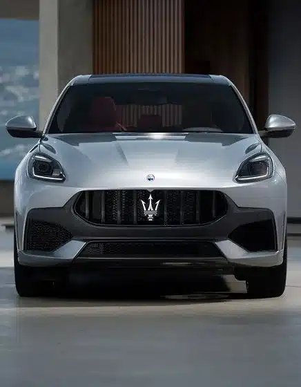 Frontansicht des Maserati Grecale SUV in silber