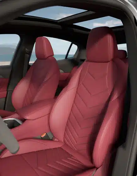 Rote Ledersitze im luxuriösen Innenraum eines Maserati Grecale mit Panoramadach