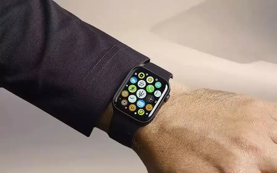 Armbanduhr mit digitalem Display auf einem Handgelenk