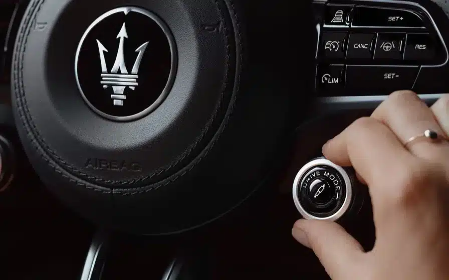 Nahaufnahme des Lenkrads und Drive-Mode-Schalters im Maserati Grecale.