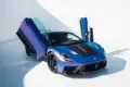 Maserati GT2 Stradale in Blau mit geöffneten Flügeltüren vor weißem Hintergrund