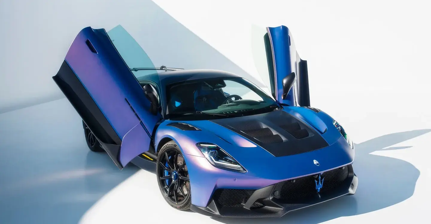 Maserati GT2 Stradale in Blau mit geöffneten Flügeltüren vor weißem Hintergrund