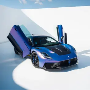 Maserati GT2 Stradale in Blau mit geöffneten Flügeltüren vor weißem Hintergrund