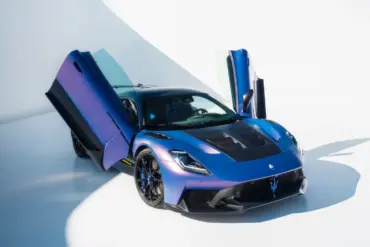 Maserati GT2 Stradale in Blau mit geöffneten Flügeltüren vor weißem Hintergrund