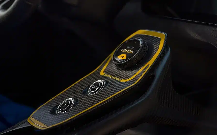 Fahrmodi-Wahlregler aus Carbon und gelben Akzenten im Maserati GT2 Stradale