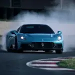 Maserati MCPura Coupé driftet auf einer Rennstrecke und erzeugt Rauch an den Hinterreifen.