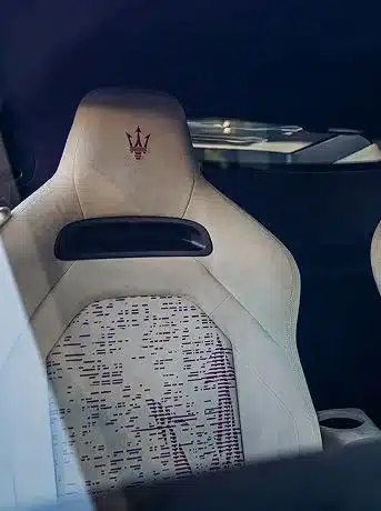 Der hochwertige Alcantara-Sportsitz mit Maserati-Logo im Innenraum des MCPura