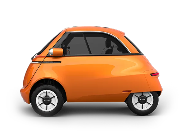 Seitenansicht des kompakten orangefarbenen Microlino Elektrofahrzeugs vor weißem Hintergrund.