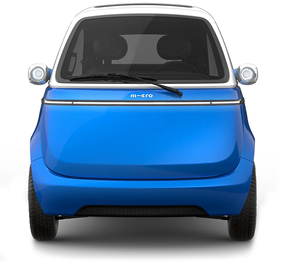 Frontale Ansicht eines blauen elektrischen Microlino Microcars mit charakteristischer Fronttür und kompaktem Design.