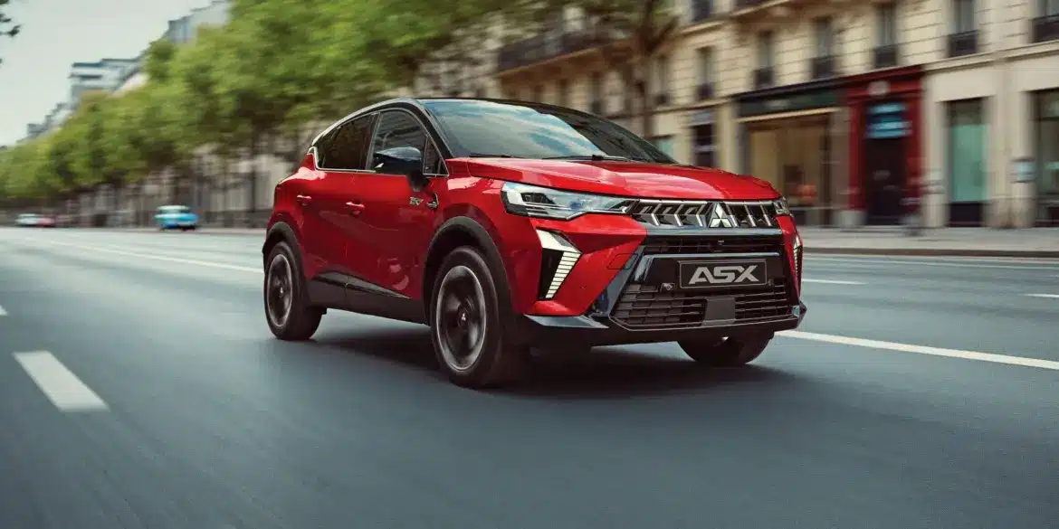 Roter Mitsubishi ASX Modell 2026 fährt auf einer städtischen Straße