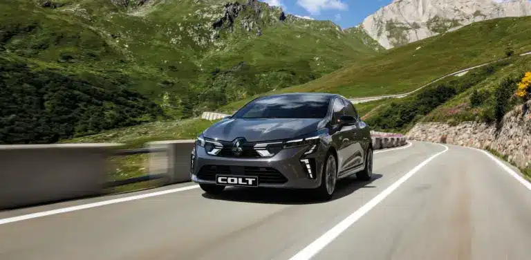 Mitsubishi COLT fährt auf einer Bergstraße bei Sonnenschein