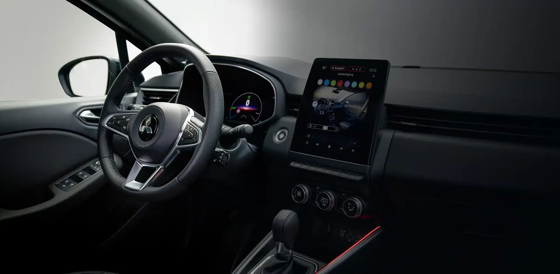 Blick auf das Interieur des Mitsubishi COLT mit digitalem Kombiinstrument und Touchscreen in der Mittelkonsole.