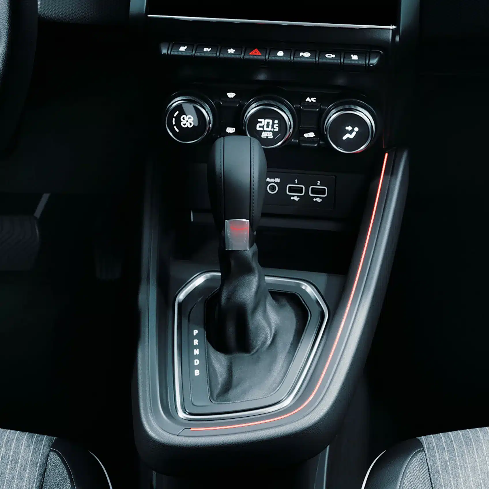 Nahaufnahme der Mittelkonsole und des Automatikgetriebes im Mitsubishi COLT