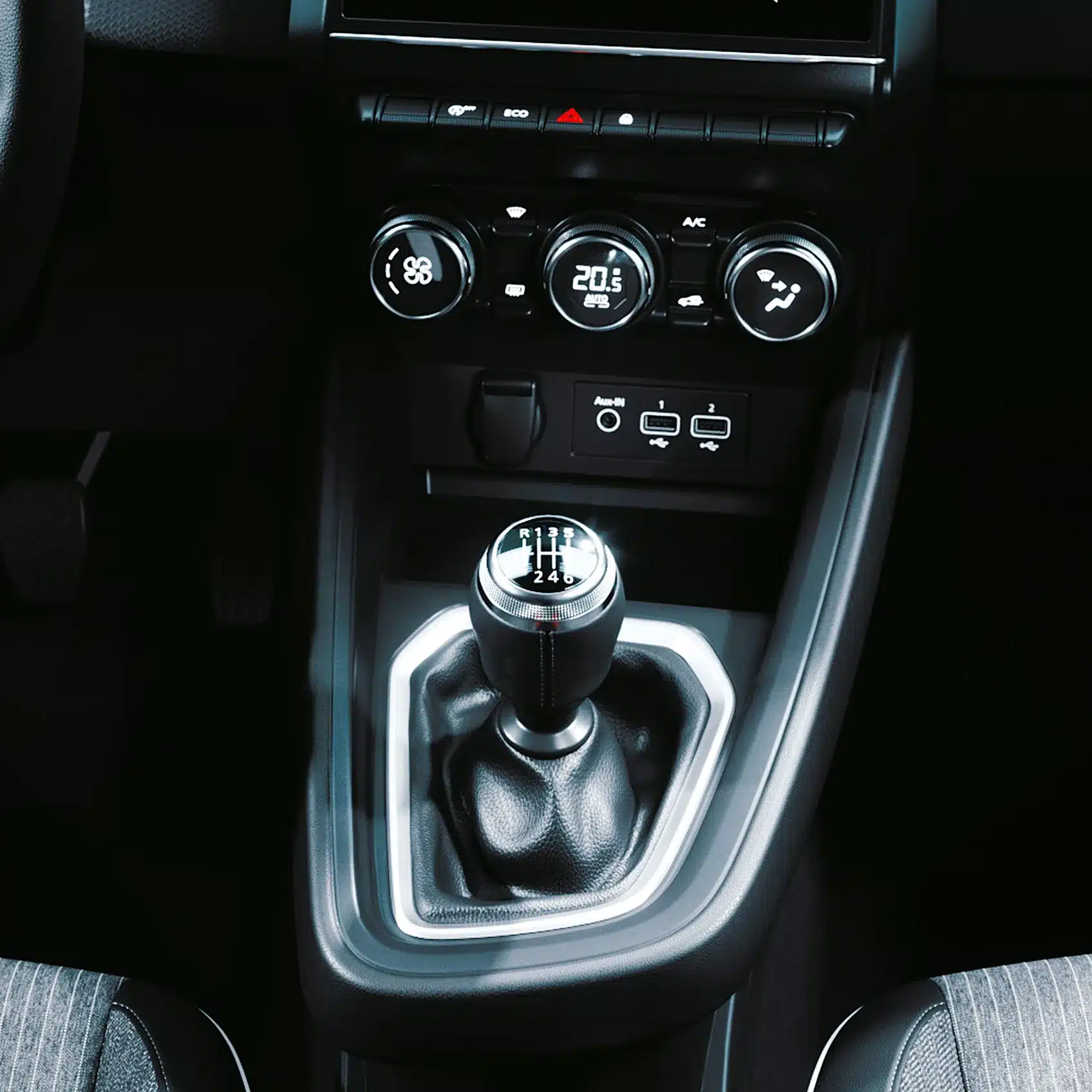 Nahaufnahme der Mittelkonsole im Mitsubishi COLT mit Schaltknauf und Bedientasten.