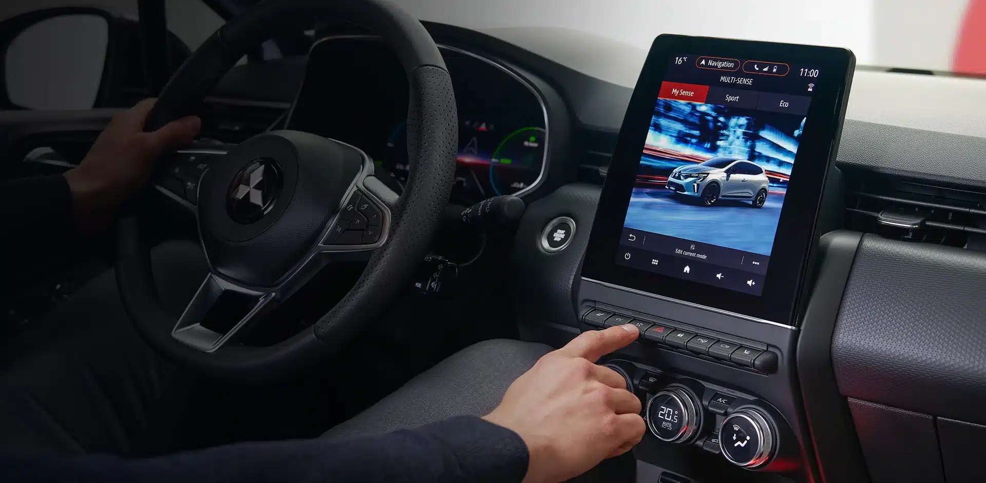 Innenraum des Mitsubishi COLT mit Lenkrad und großem Zentraldisplay.