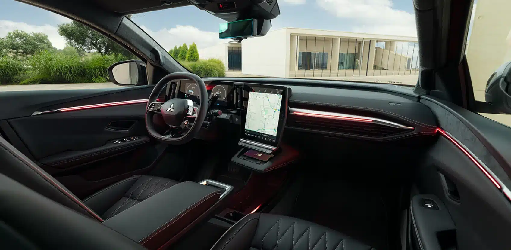 Digitales Cockpit und Innenraum des neuen Mitsubishi Eclipse Cross Elektro-SUV mit zentralem Touchscreen, Ambientebeleuchtung und ergonomischen Sitzen
