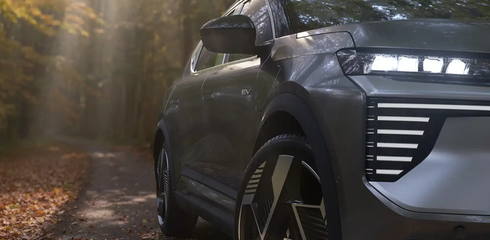 Front und Seitenansicht des neuen Mitsubishi Eclipse Cross Elektro-SUV auf einem Waldweg, betont technisch-dynamisches Design.