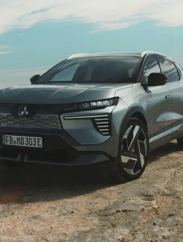 Der neue Mitsubishi Eclipse Cross Elektro-SUV steht auf felsigem Untergrund in einer offenen, bergigen Landschaft.