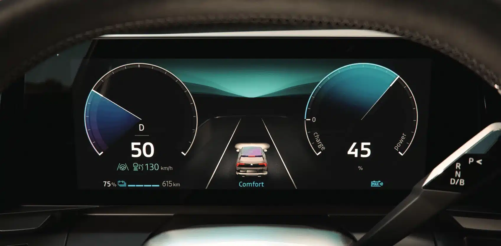 Digitales Kombiinstrument im Mitsubishi Eclipse Cross mit Anzeige von Geschwindigkeit, Ladezustand und Fahrmodus.
