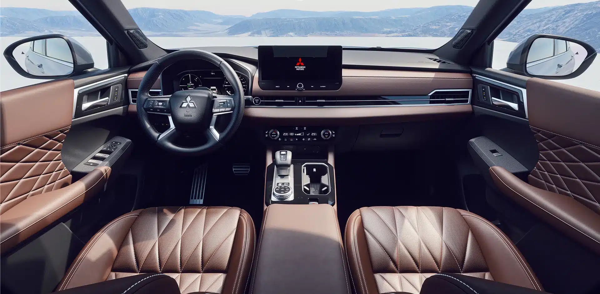 Edler Innenraum des Mitsubishi Outlander PHEV mit braunen Ledersitzen, Zentraldisplay und hochwertiger Verarbeitung.