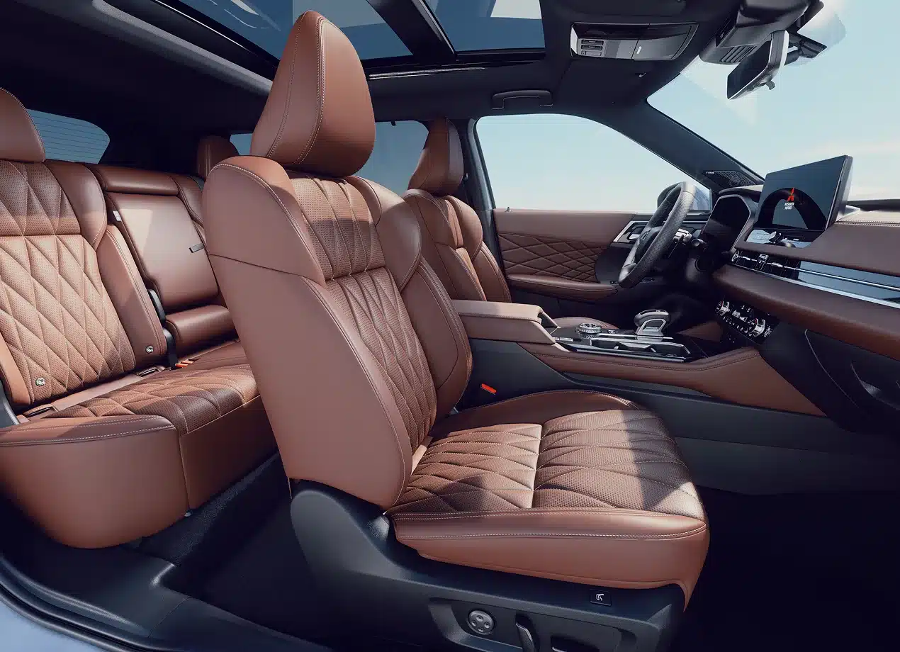 Innenraum des Mitsubishi Outlander PHEV mit brauner Lederausstattung und moderner Cockpit-Gestaltung
