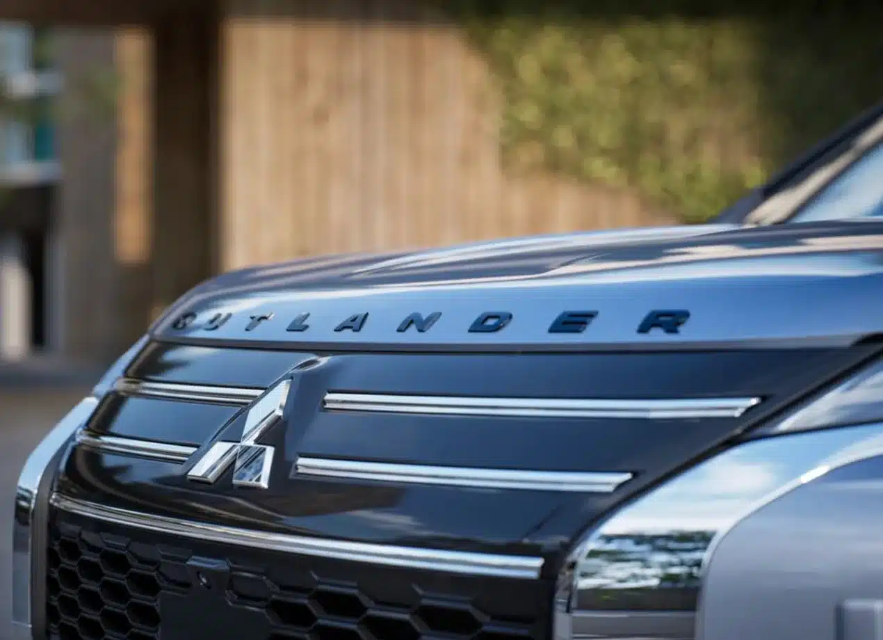 Frontpartie des Mitsubishi Outlander PHEV mit Markenemblem und Kühlergrill