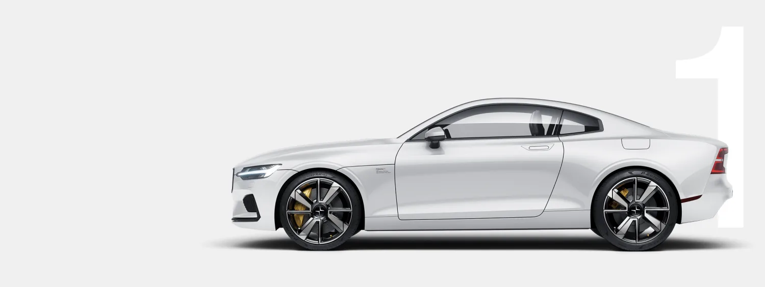 Weißer Polestar 1 als seitliche Studioaufnahme vor hellgrauem Hintergrund.