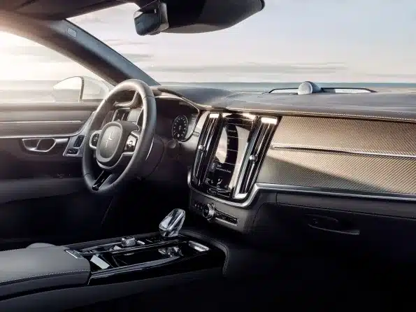 Innenansicht des Polestar 1 mit Lenkrad, Digital-Cockpit und Kohlefaser-Oberflächen