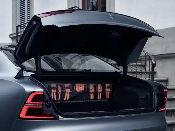 Kofferraum eines Polestar 1, in dem die Batteriemodule und Technik sichtbar verbaut sind.