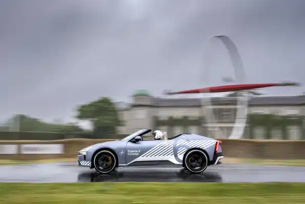 Seitenansicht des Polestar 6 Roadsters auf nasser Fahrbahn vor dem Goodwood-Event mit Fahrer