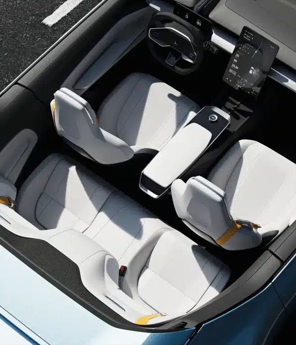 Blick von oben auf den Innenraum des Polestar 6 Elektro-Roadsters mit 2+2-Sitzen und moderner Cockpitgestaltung