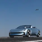 Polestar 6: Elektrischer Roadster in hellblauer Lackierung auf offener Straße