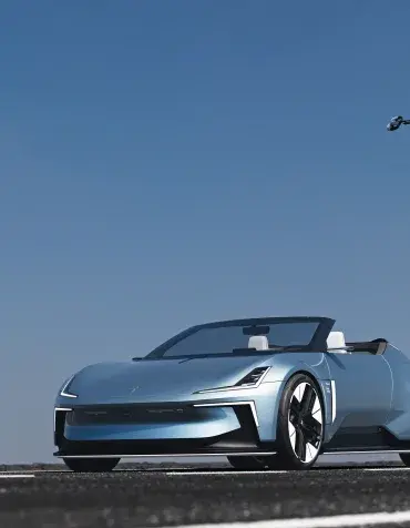 Polestar 6: Elektrischer Roadster in hellblauer Lackierung auf offener Straße