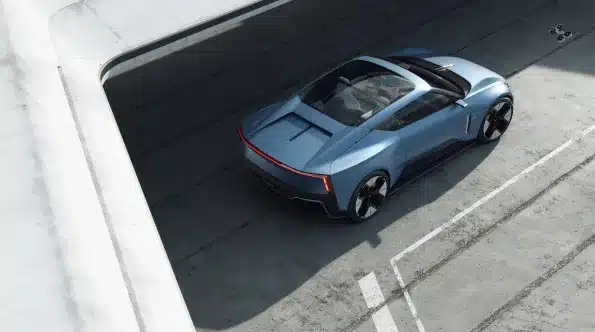 Ein blauer Polestar 6 Roadster, fotografiert von schräg oben in urbaner Umgebung, offen und sportlich dargestellt.