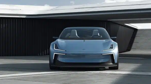 Frontansicht des Polestar 6 Roadsters in Blau vor moderner Architektur