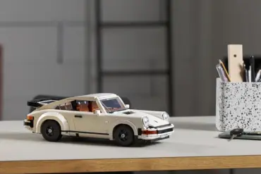 LEGO Porsche 911 Turbo Modellauto in weiß auf einem Tisch, im Hintergrund Büro-Utensilien